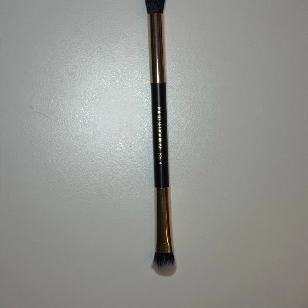 Belle beauty double eye shadow brush no 4. NEW